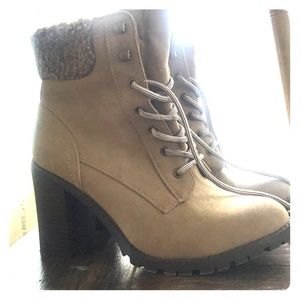 Nude/tan boots with heel.